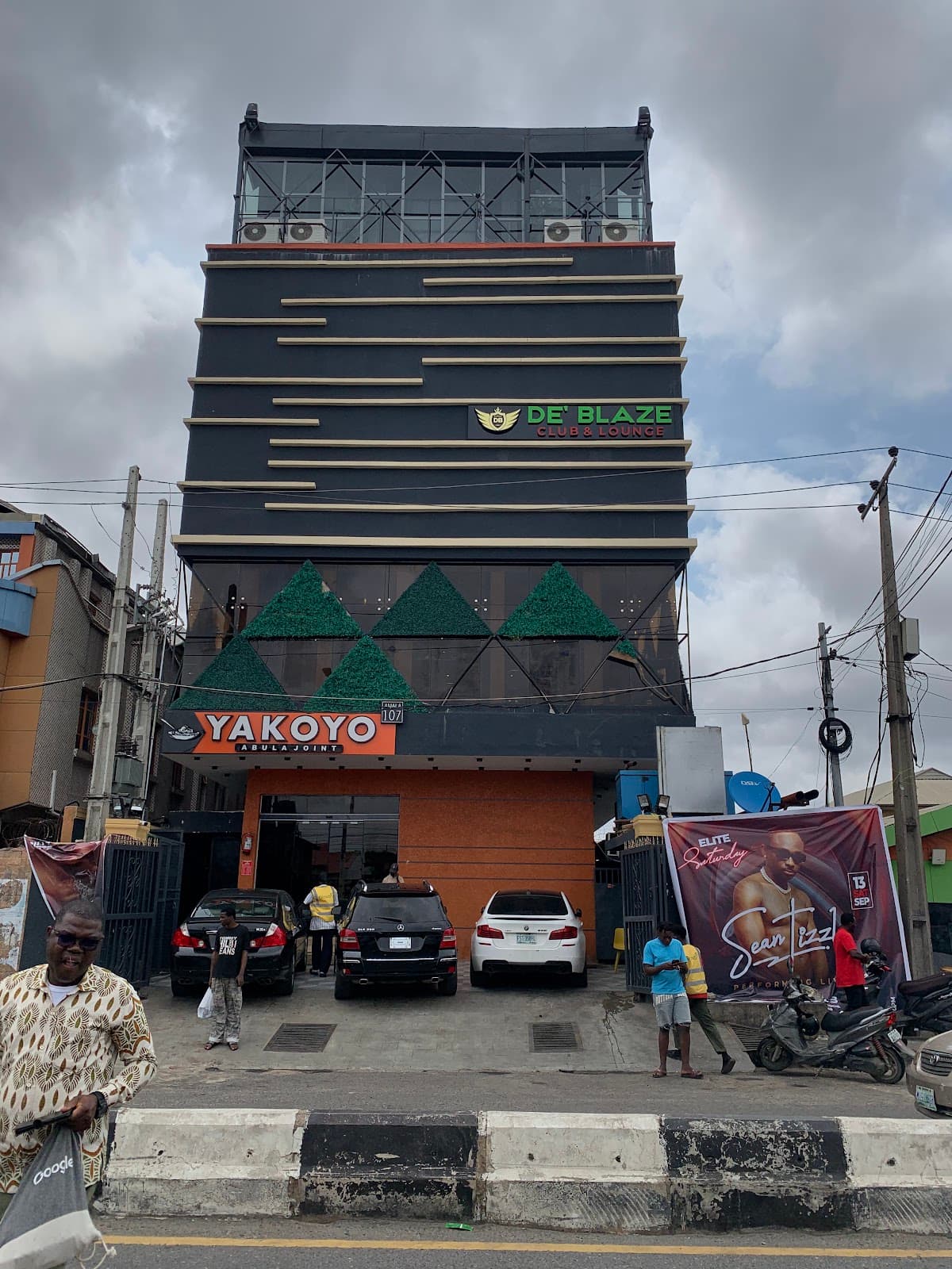 De'Blaze Club and Lounge