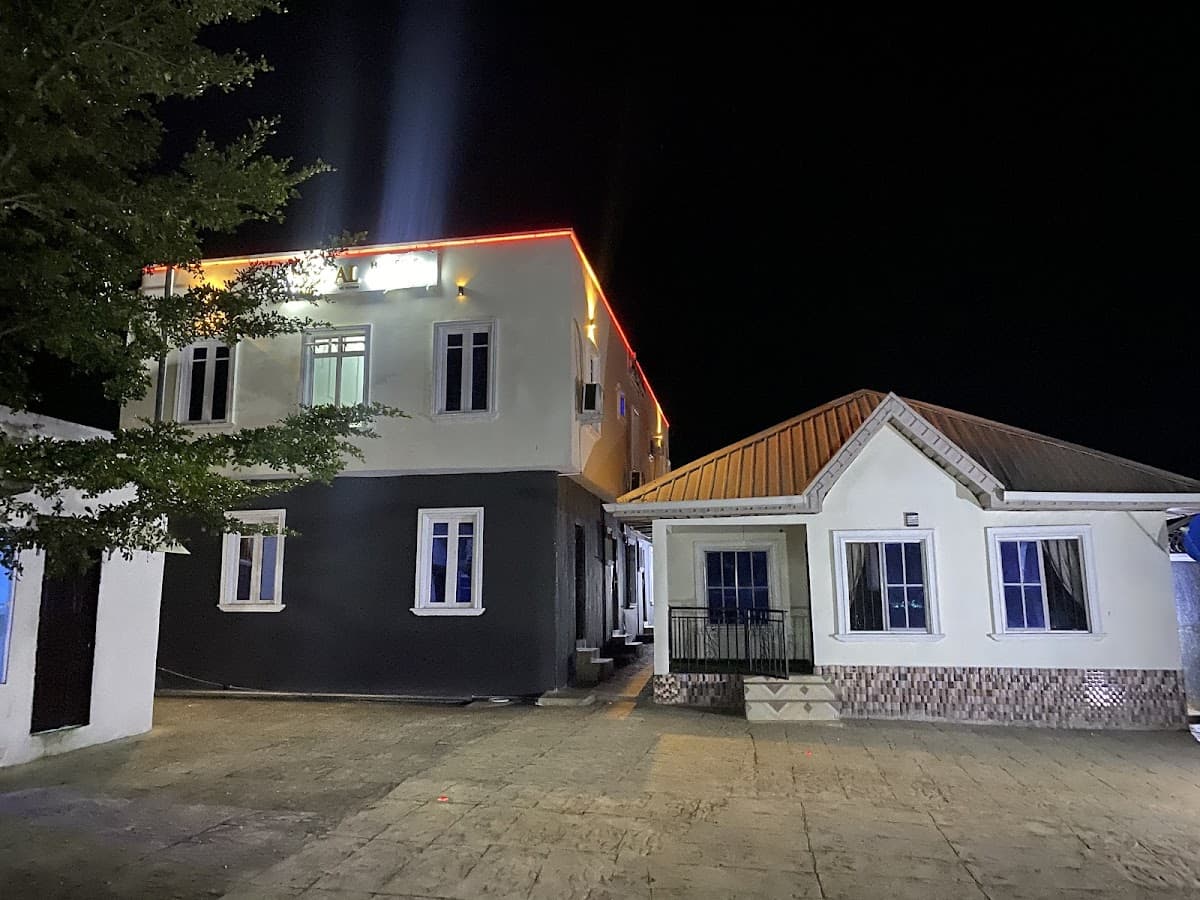 La Royal Hotel & Suites