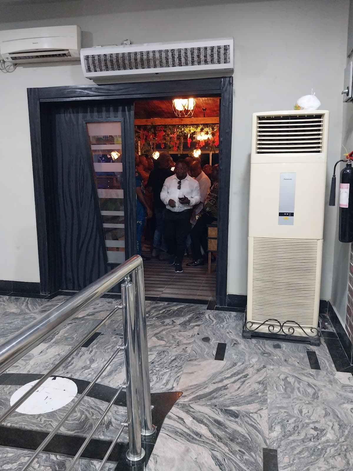 Owee Lounge, Restaurant and Bar