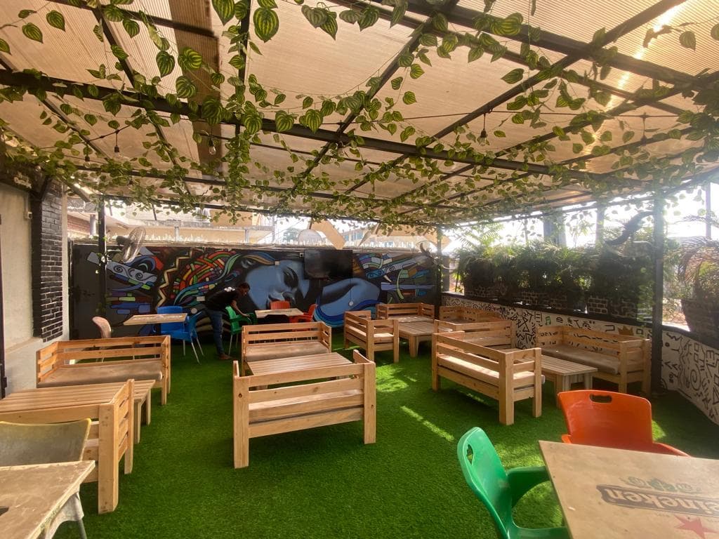 Mellos Lounge and Bar