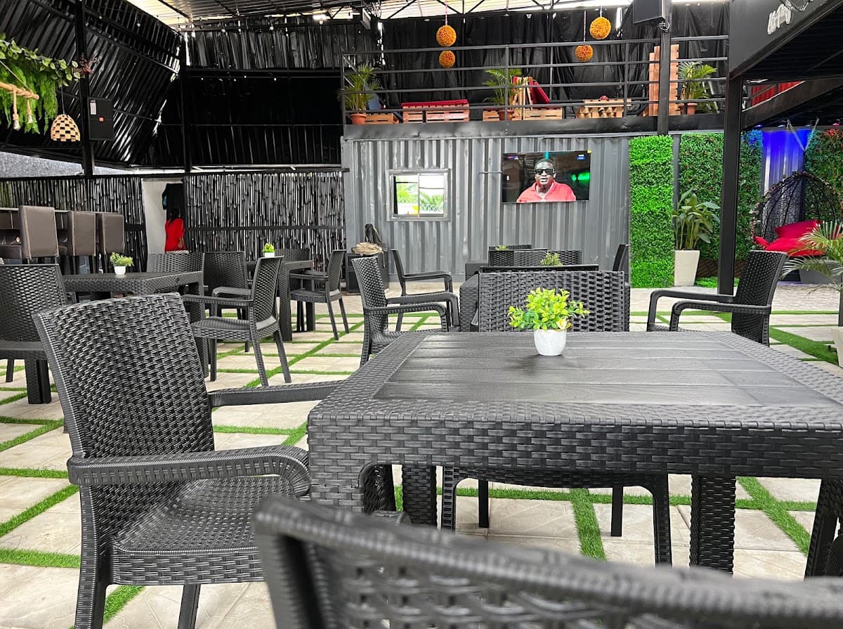 Pappachinos bar & resto (Indoor hangout spots, live music & romantic places, lounges)